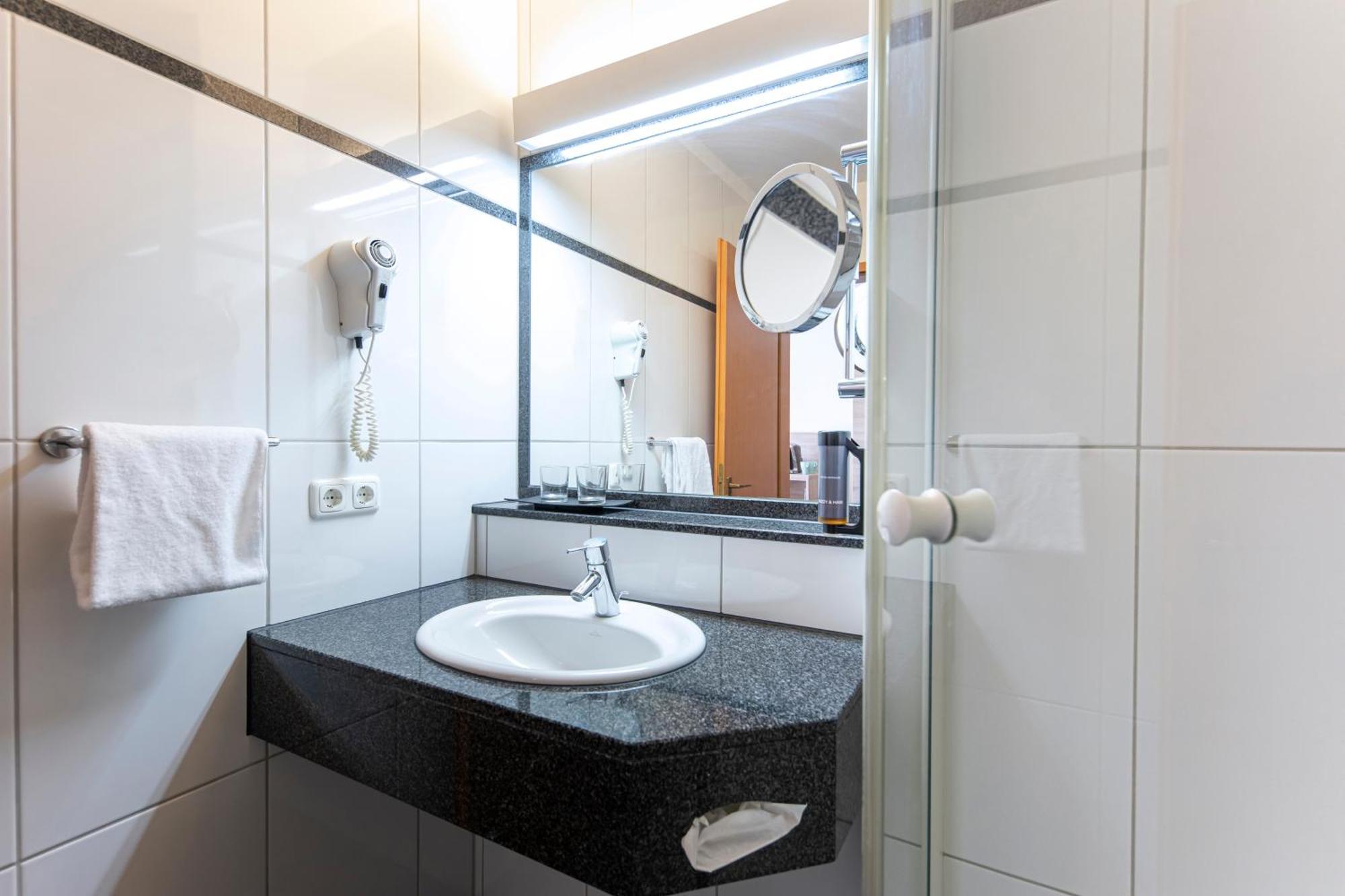 Roomingtons Hotel 3*